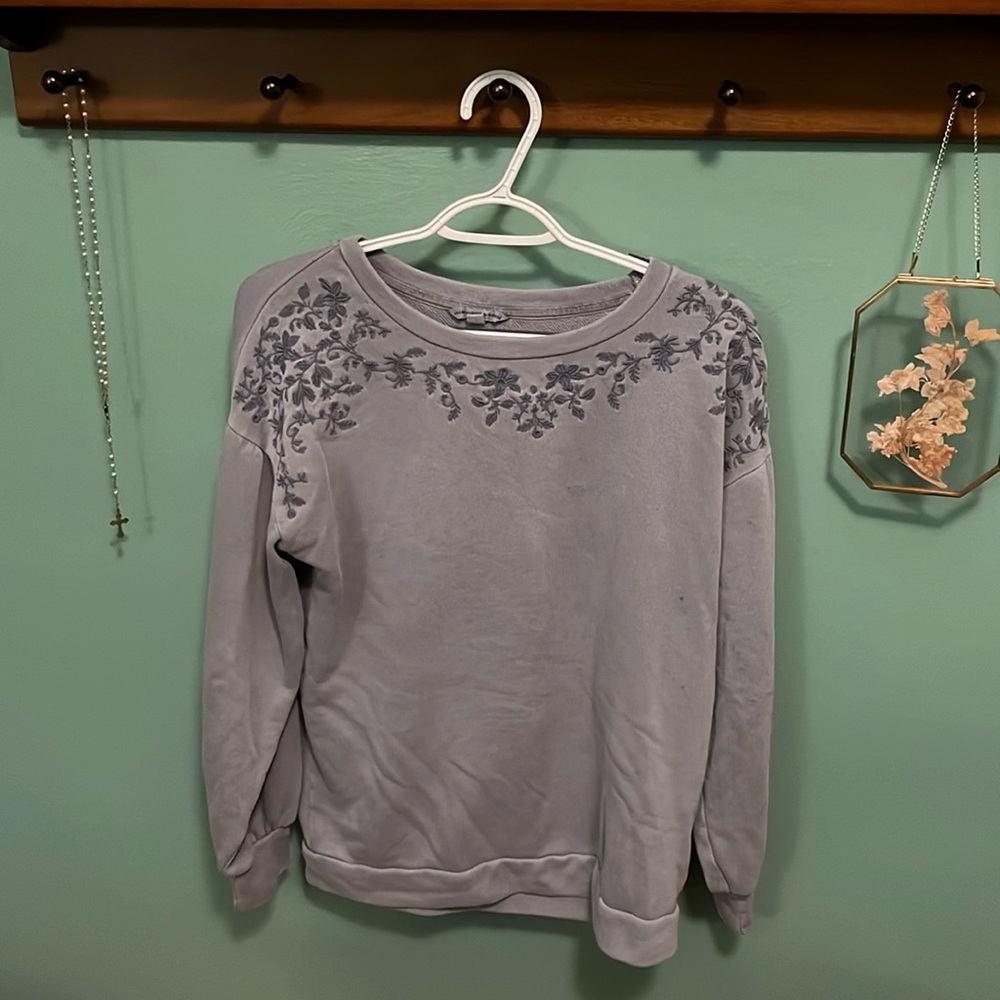 American Eagle women’s crewneck sweater